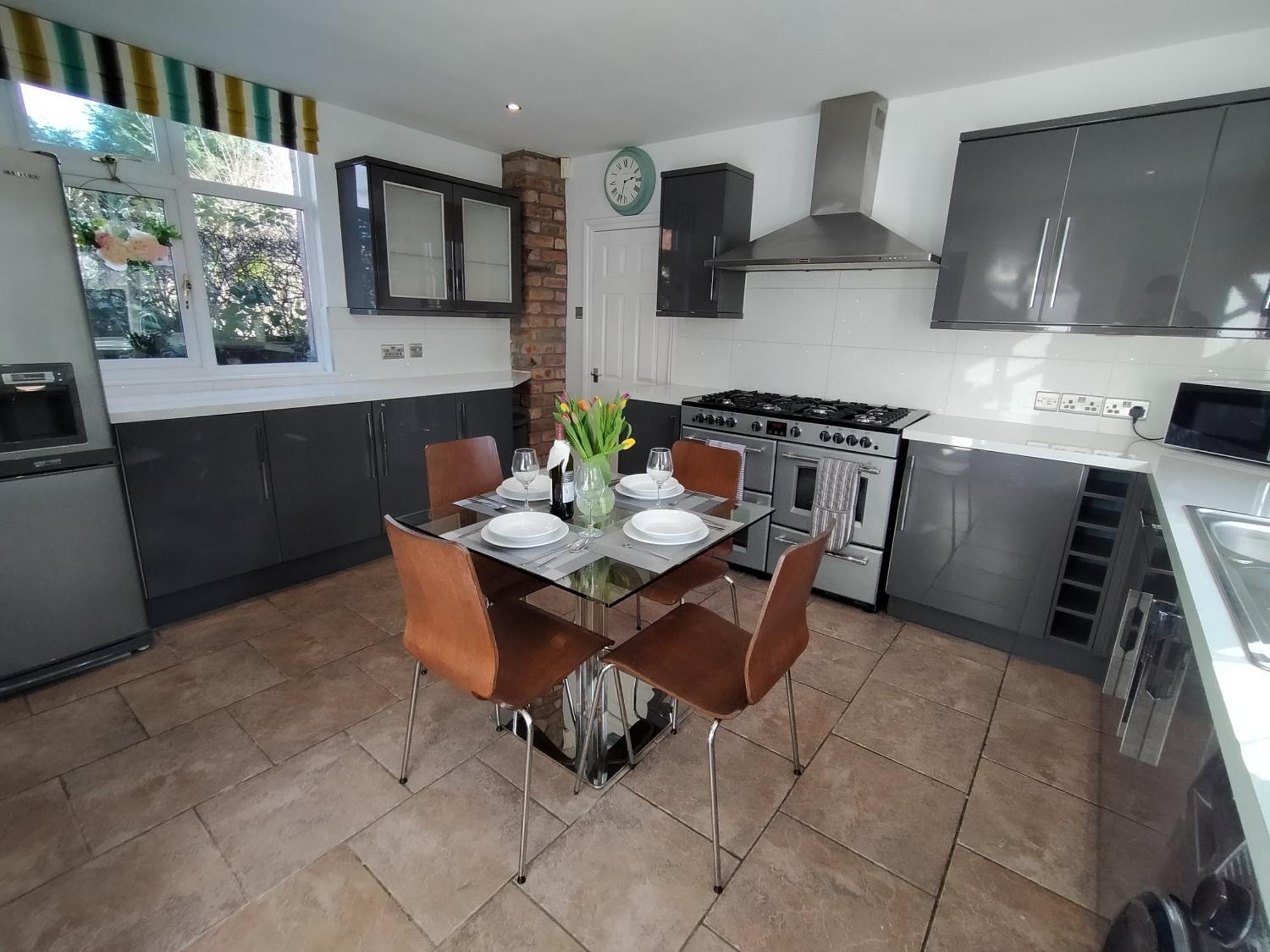 Sirius House - Sleeps 7, Driveway, Garden Villa Crewe Exterior photo