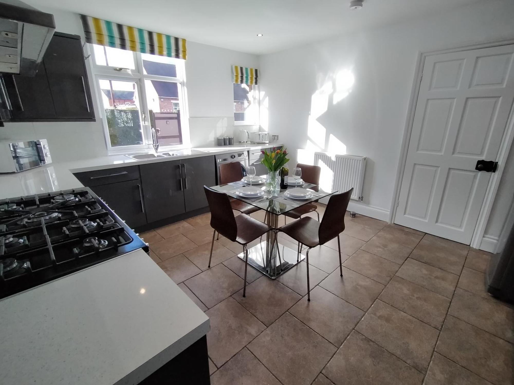 Sirius House - Sleeps 7, Driveway, Garden Villa Crewe Exterior photo
