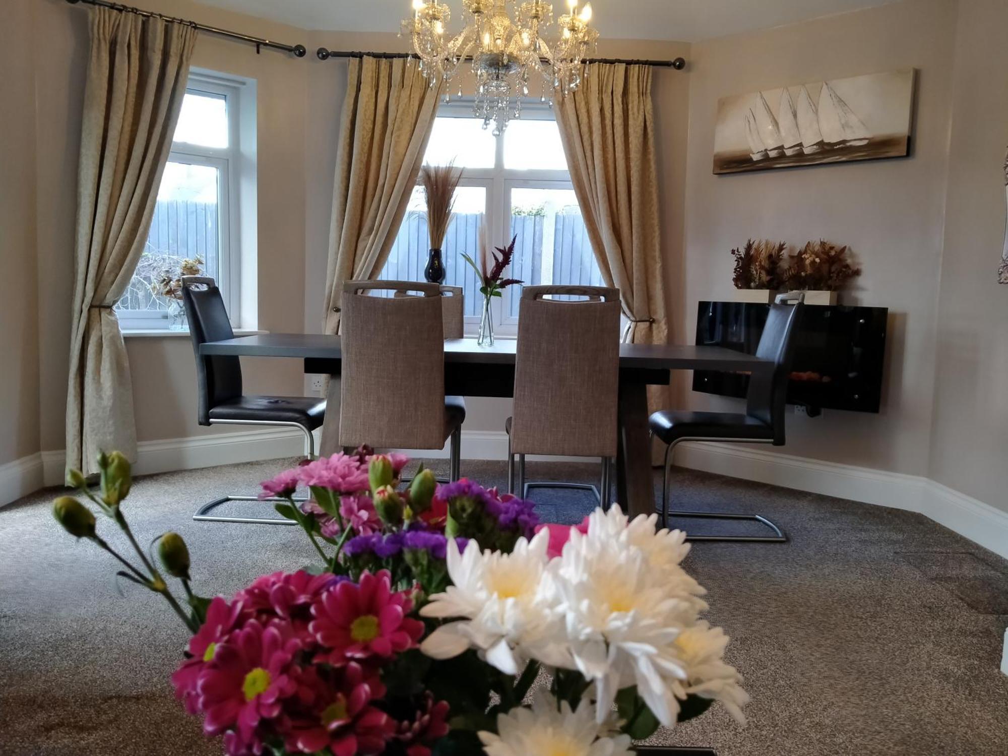 Sirius House - Sleeps 7, Driveway, Garden Villa Crewe Exterior photo